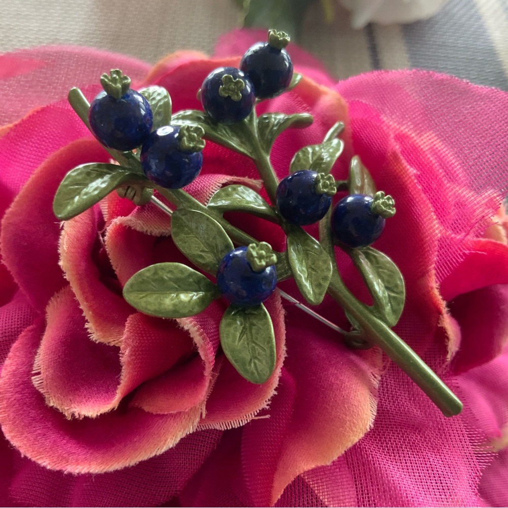 NWOT TWO (2) lovely beaded raspberry and grape 🍇 brooches. - Picture 4 of 5